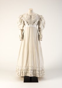 Vestido de algodón blanco con bordado calado, 1824 de Unbekannt Unbekannt
